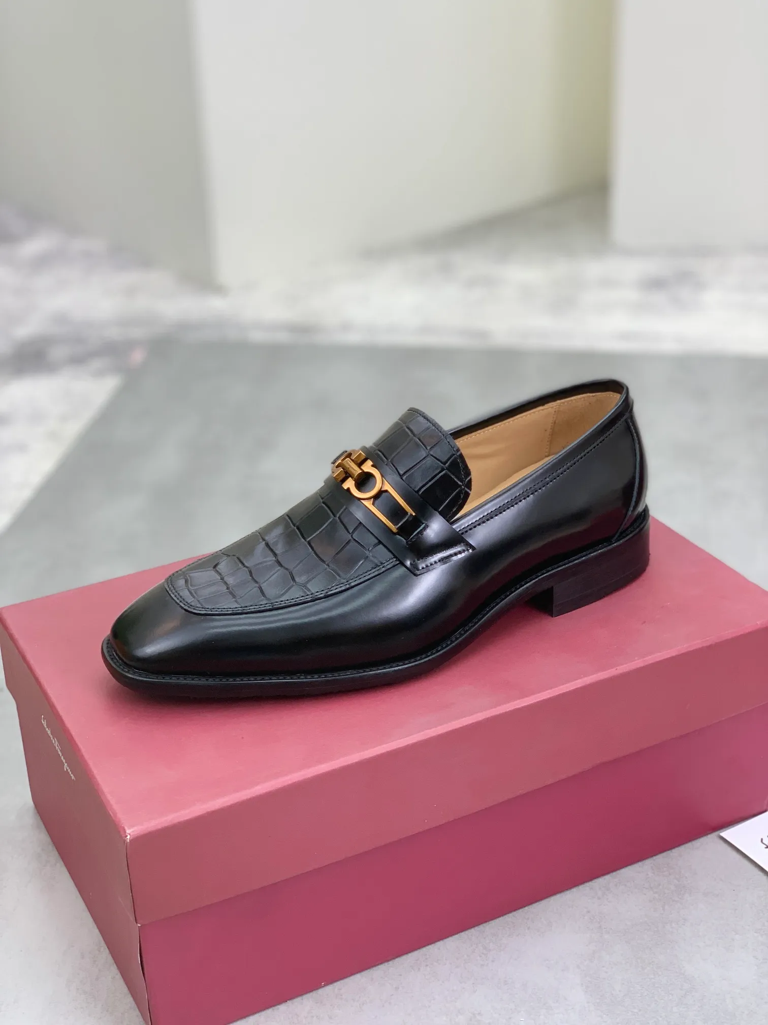 Men's Men's Shoes 💰P460💰[New Style] Water-dyed Niuli 🆘[Salvatore Ferragamo] Ferragamo's latest casual business leather shoes for men! Available at counters simultaneously! The fabric is made of specially imported original open-edge beaded calfskin, and the interior is made of imported water-dyed cowhide. It is absolutely luxurious and leads the fashion trend. Matching code: 38-45 (46 and 47 can be customized); black and brown colors are optional